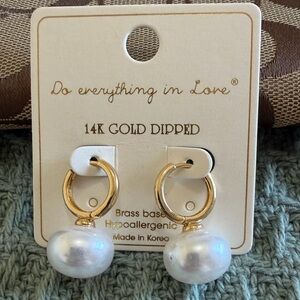 Women’s drop pearl earrings NWT